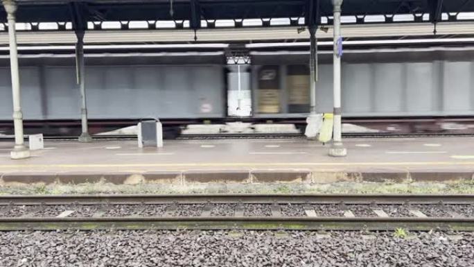 一列火车经过车站的视频