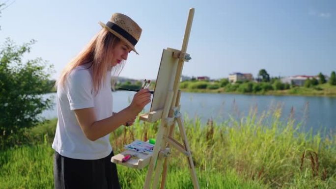 女人在大自然中休息并画画，在夏季周末的空闲时间爱好