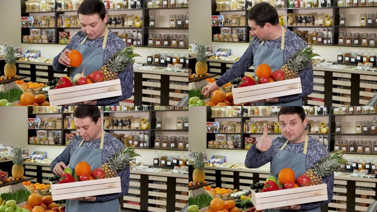 卖家把蔬菜和水果放在一个木箱里，看着相机，微笑着竖起大拇指