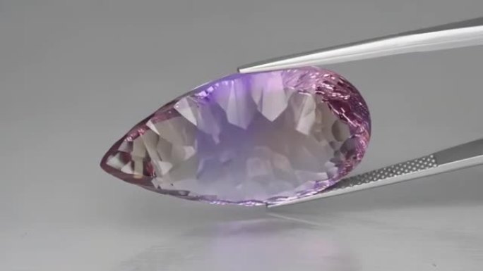 紫花梨凹切天然宝石八角形隔离白色背景