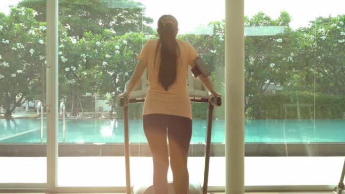 妇女在健身房锻炼宣传片实拍视频素材