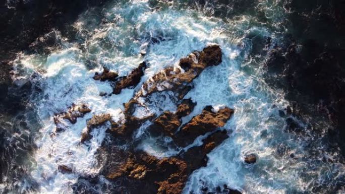 来自加利福尼亚州洛杉矶南太平洋海岸无人机的视频。海水在沿海珊瑚礁系统上搅动。