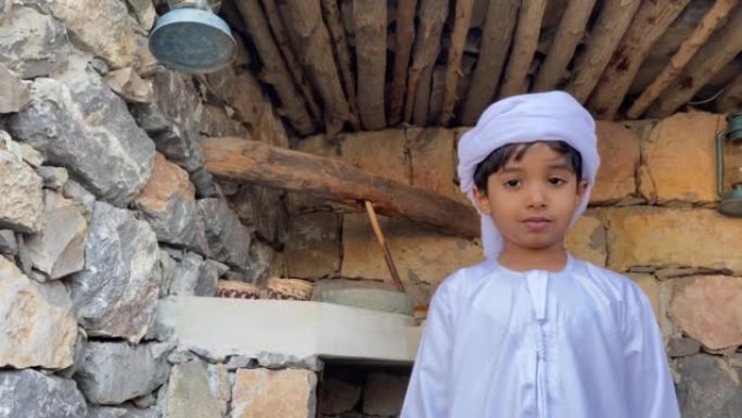 阿拉伯传统房子里的阿拉伯孩子用石头做的