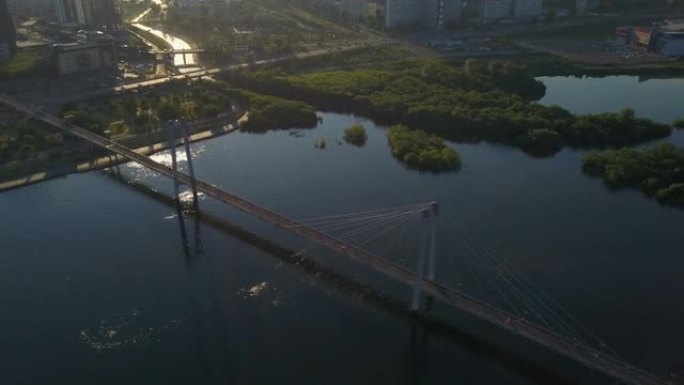 叶尼塞河上人行天桥的鸟瞰图克拉斯诺亚尔斯克市无人机镜头