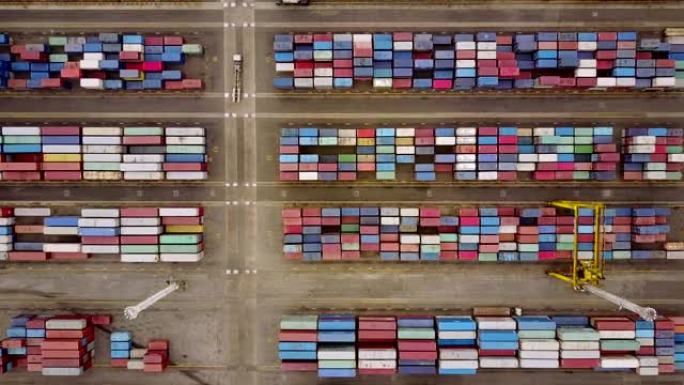 印度尼西亚雅加达。2017年7月10日: 丹绒普里约克港装有起重机和卡车的货物集装箱的俯视图镜头。以