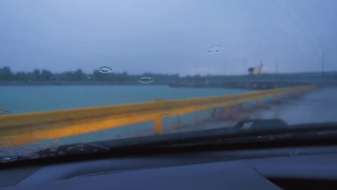 雨水落在站立的汽车挡风玻璃上