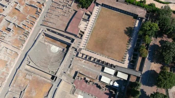 从空中俯瞰被维苏威火山爆发摧毁的古罗马城市庞贝遗址——意大利坎帕尼亚那不勒斯全景