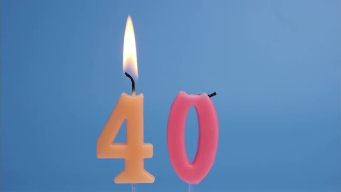 蜡烛在数字40上点燃后融化。