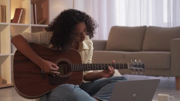 吉他学习音乐课女人在家练习