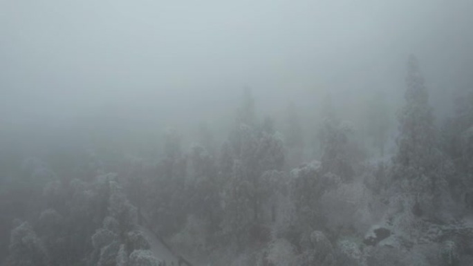 极端寒冷天气下的雪山鸟瞰图