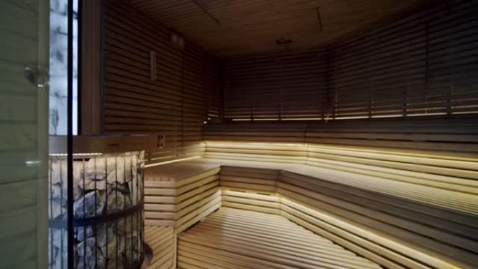水疗中心的木制桑拿浴室