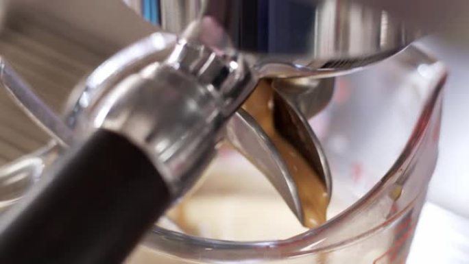 刚煮好的咖啡水正从咖啡机里流出。