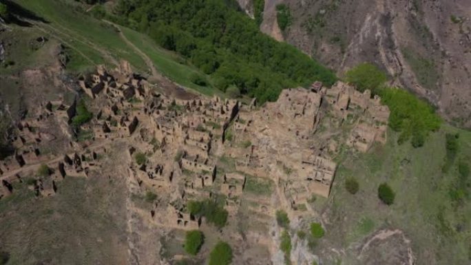 鬼城被遗弃在山区，夏天的Gamsutl村。鬼城，一个古老的定居点的废墟，在达吉斯坦山脉中坚不可摧的山
