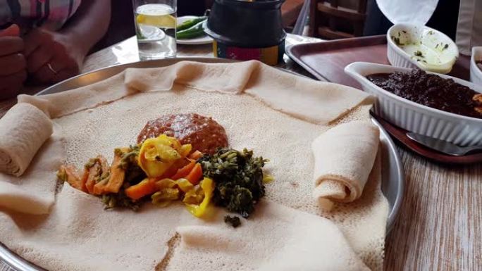典型的埃塞俄比亚餐，配有Injera