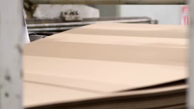 纸板容器生产企业。纸板制造分层辊辊工业工业印刷包装材料特写纸瓦楞纸箱厂。