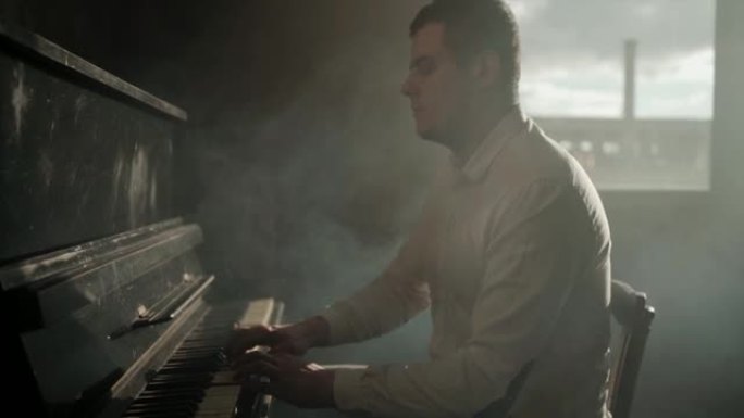 作曲家用旧钢琴演奏。键盘。音乐会上的表演。音乐家演奏。带有烟雾的电影慢动作。