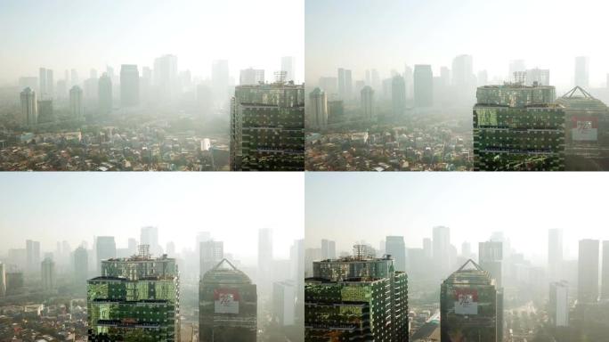雅加达-印度尼西亚。2017年12月26日: 无人机从左到右飞行，以4k分辨率拍摄的雾中摩天大楼的无