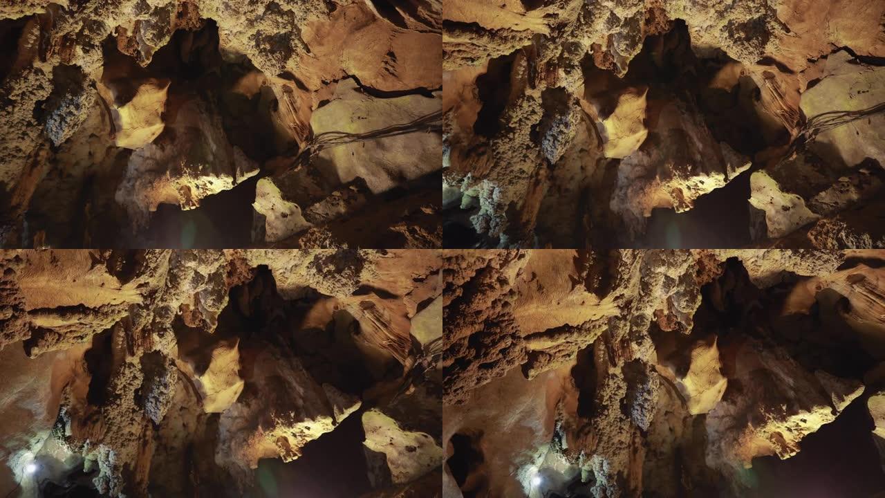 山洞里有美丽的石笋和钟乳石