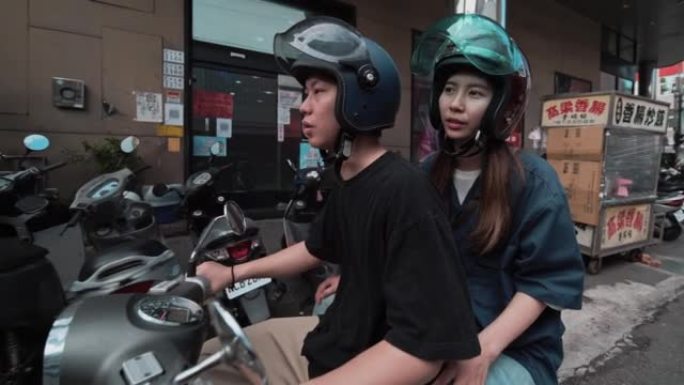 年轻夫妇骑踏板车摩托电车骑行恋人夫妻青年