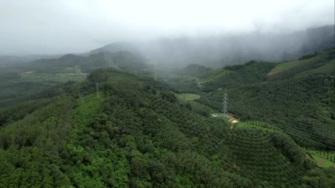泰国攀牙府雨景中雾送电塔的空中无人机电影