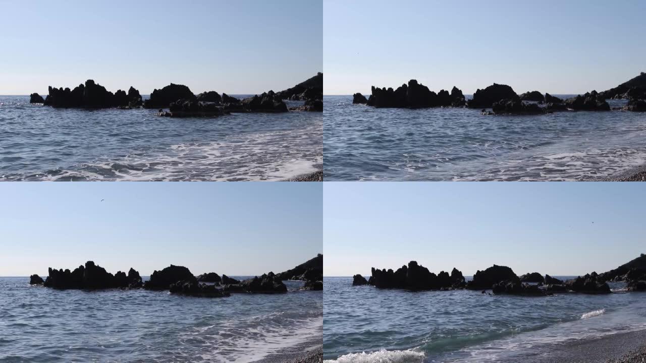 海浪撞击岩石的景色。天然飞溅的海石海滩。