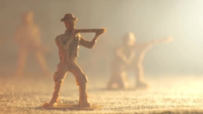 烟雾笼罩着一个塑料玩具士兵。夜战的概念