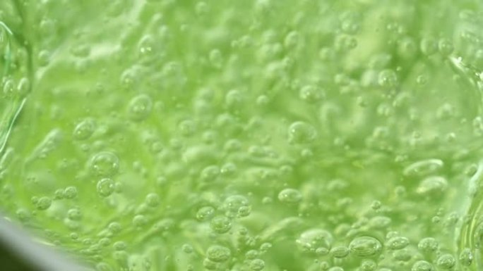绿色芦荟美容精华美容凝胶质地，透明液体，洗手液，macro抗衰老面膜，眼部护肤化妆霜，气泡背景。
