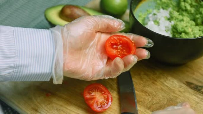 用勺子除去番茄种子