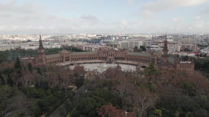 塞维利亚玛丽亚路易莎公园上空西班牙广场的空中视差