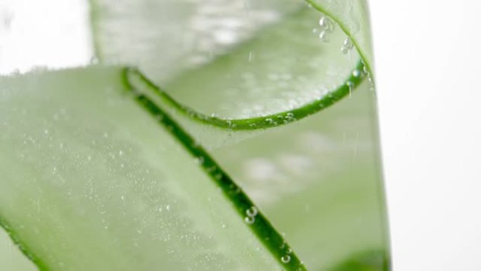 苏打水，黄瓜片在玻璃杯中，微距，4k。黄瓜排毒水。健康饮食理念。