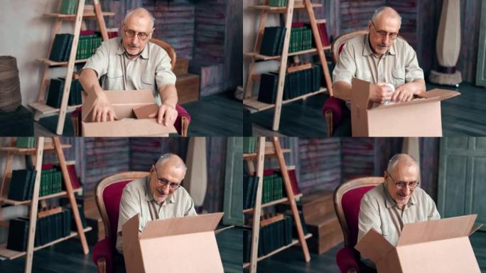 快乐老人打开纸板箱与网上市场订购网上购物送货