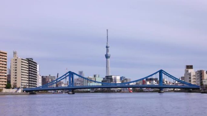 从东京河上航行的船上看到的风景