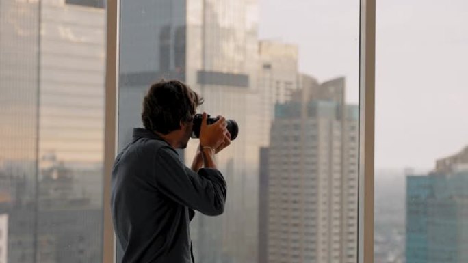 男子在窗户上拍照的长镜头