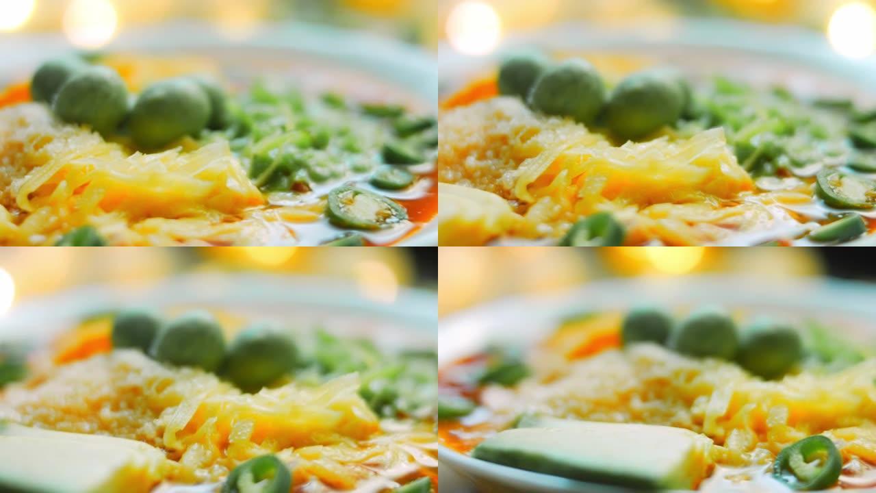 墨西哥汤配三种奶酪。皇家汤加鳄梨和花生配瓦萨比。我使用浪漫的随从和金勺。微距拍摄