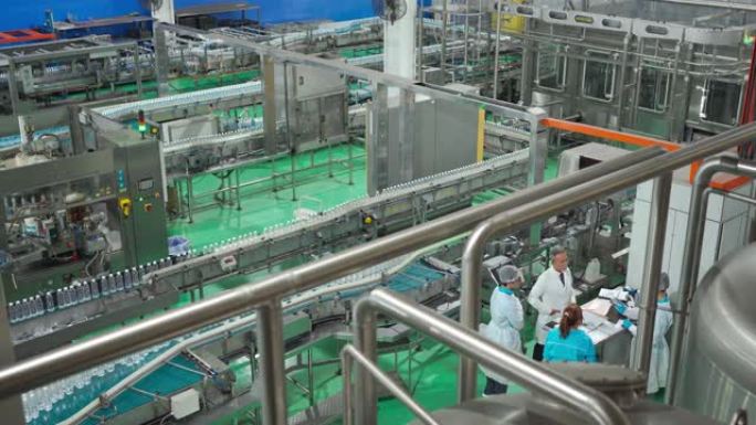 亚洲中国工厂检查员会议生产线工人讨论日常日常饮用水工厂生产线检查矿泉水质量和生产进度