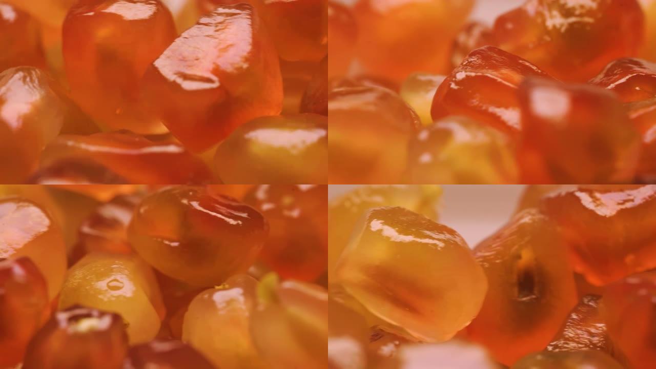 石榴种子在微距拍摄中旋转。异国情调和夏季减肥水果。多汁，像水晶一样反射。