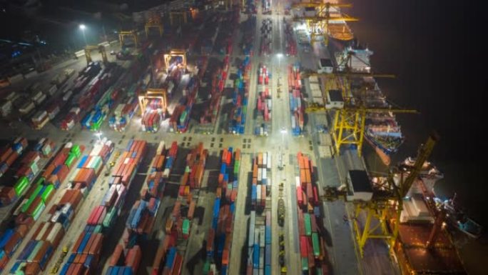 鸟瞰图无人机在泰国曼谷的工业港口上空延时或超延时，许多集装箱船和大型起重机在夜间工作。