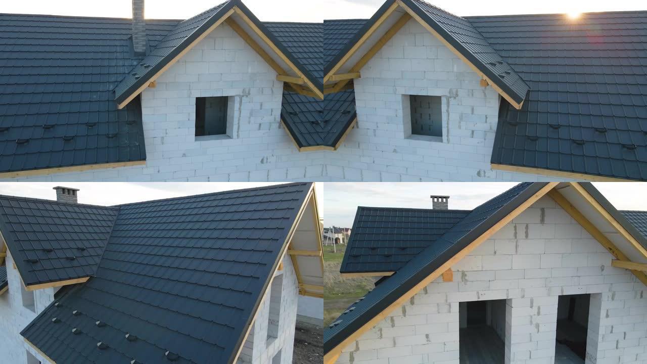 未完成房屋的鸟瞰图，加气轻质混凝土墙和正在建造的金属瓦覆盖的木制屋顶框架