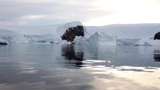南极洲的冰山