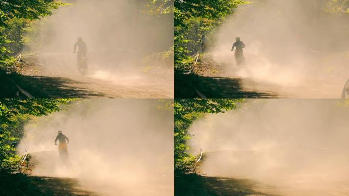 运动员、摩托车手在越野赛道上快速跑完全程。一场摩托车比赛后扬起的沙尘