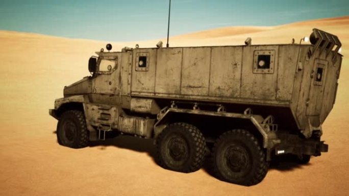 沙漠中的装甲军用卡车