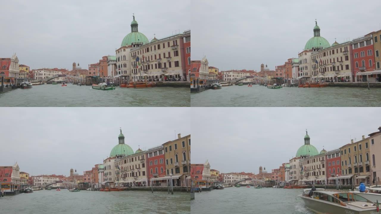 威尼斯威尼斯大运河渡船汽艇上的圣西蒙短笛教堂和Ponte degli Scalzi桥