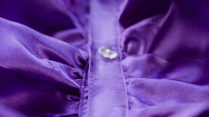 紫色褶边特写。缝制紫罗兰连衣裙。手工剪裁，专业服装理念。摘要背景
