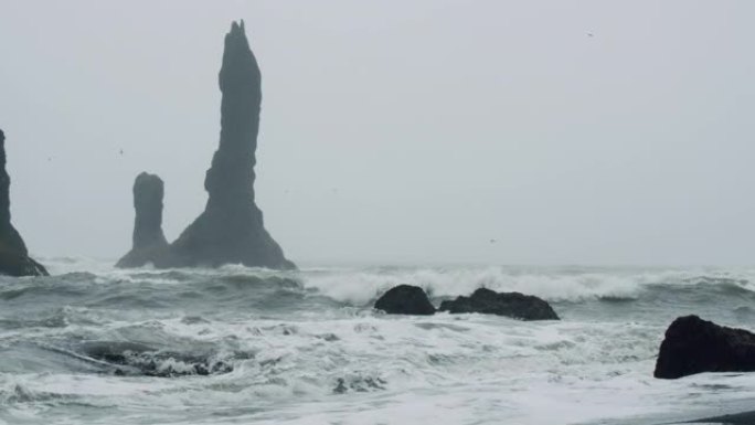 冰岛Vik的Reynisfjara黑沙滩的悬崖和海浪