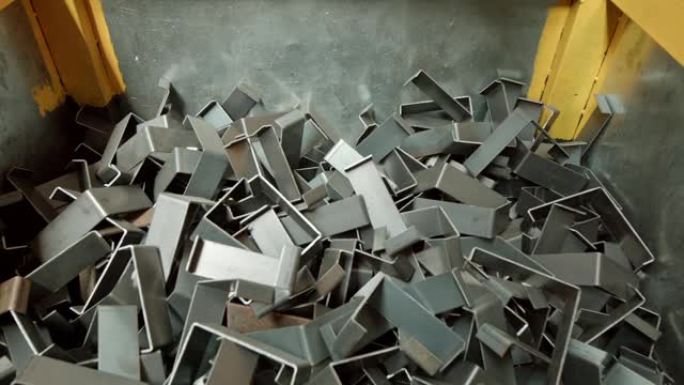 铁型材在生产金属型材的工厂里排成一行。