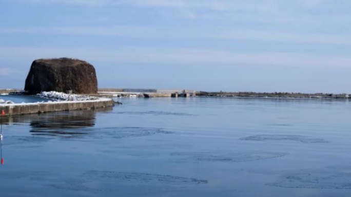 从北海道网走港通过港口的船只上观看