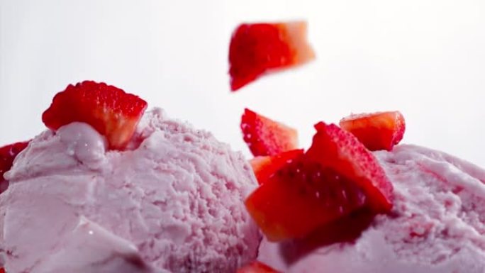 草莓冰淇淋配新鲜草莓超慢动作
