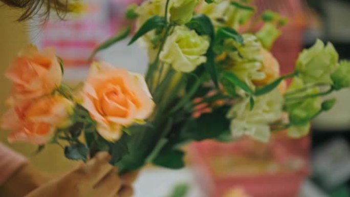 女花店制作花束，她切断了在花店工作的包装纸。可爱的年轻专业人士在花卉商店制作花束