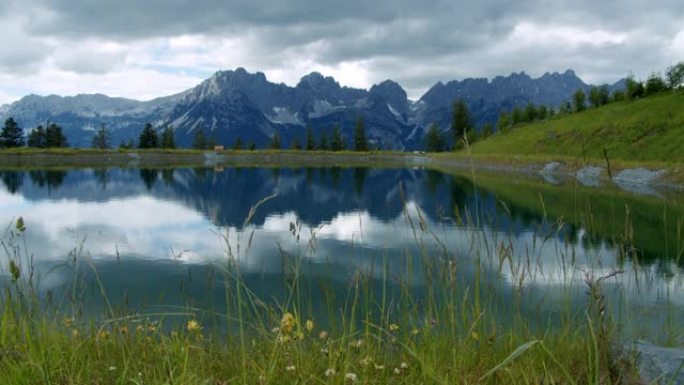 奥地利，Ellmau的Astberg湖，水面上有镜像的wilderkaiser山脉