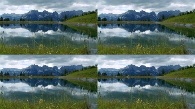 奥地利，Ellmau的Astberg湖，水面上有镜像的wilderkaiser山脉